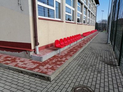 Montaż trybuny sportowej przy boisku "Orlik" w Wielopolu Skrzyńskim