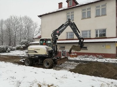 Wykonanie wjazdu na teren Szkoły Podstawowej w Brzezinach-Berdechów oraz utwardzenie terenu przy szkole