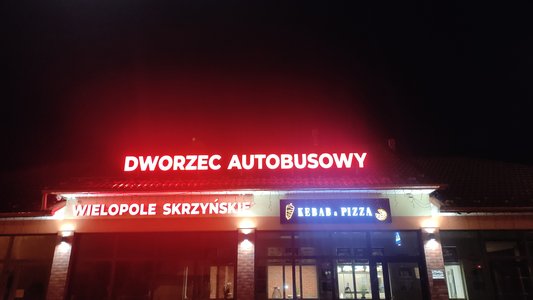 Wykonanie i montaż napisu "Dworzec Autobusowy" w technologii LED na budynku dworca autobusowego w Wielopolu Skrzyńskim