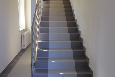 Wykonanie rozbiórki schodów zewnętrznych i wykonanie schodów wewnątrz budynku oraz adaptacja pomieszczeń w budynku komunalnym nr 260 w Wielopolu Skrzyńskim (pomieszczenia nad apteką)
