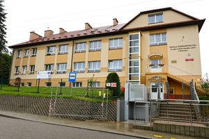 Roboty budowlane w zakresie budowy windy i przebudowy istniejącego podjazdu przed wejściem do SP w Brzezinach - 1.jpg