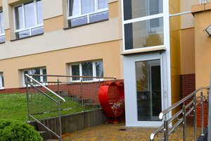 Roboty budowlane w zakresie budowy windy i przebudowy istniejącego podjazdu przed wejściem do SP w Brzezinach - 2.jpg