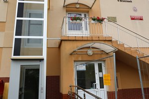 Roboty budowlane w zakresie budowy windy i przebudowy istniejącego podjazdu przed wejściem do SP w Brzezinach - 3.jpg