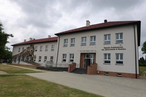 Uroczyste otwarcie Szkoły Podstawowej im. Sybiraków w Nawsiu  po przeprowadzonej kompleksowej termomodernizacji