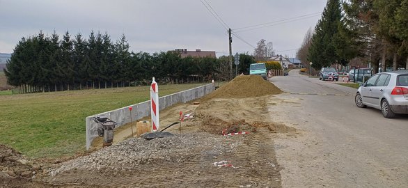 ,,Przebudowa drogi gminnej 107702R Broniszów Dół Lasek  w km 0+000 – 0+133 poprzez budowę chodnika, przejścia dla pieszych oraz peronu przystankowego”