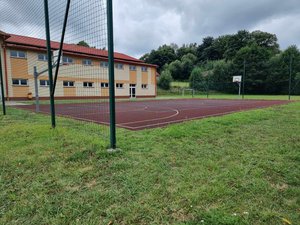 „Budowa boiska przy Szkole Podstawowej Nr 1 im. ppłka Ludwika Marszałka "Zbroi" w Brzezinach”.