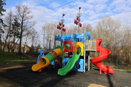 „Doposażenie strefy aktywności w miejscowości Wielopole Skrzyńskie poprzez zakup i montaż urządzeń zabawowych oraz uporządkowanie otaczającej zieleni”