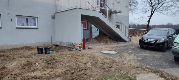 Opracowanie dokumentacji i wykonanie modernizacji budynku wielofunkcyjnego w Broniszowie poprzez wykonanie odwodnienia budynku oraz podjazdu dla osób niepełnosprawnych.