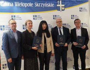 Podpisanie umowy na realizację II etapu inwestycji dotyczącej rozbudowy Szkoły Podstawowej im. prof. Karola Olszewskiego w Broniszowie