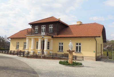 Dostawy aranżujące przestrzeń ekspozycyjna "Kantorówki" - Ośrodka Dokumentacji i Historii Regionu Muzeum Tadeusza Kantora