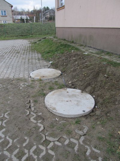 Montaż zbiornika bezodpływowego na ścieki i wykonanie robót uzupełniających w budynku wielofunkcyjnym w Gliniku