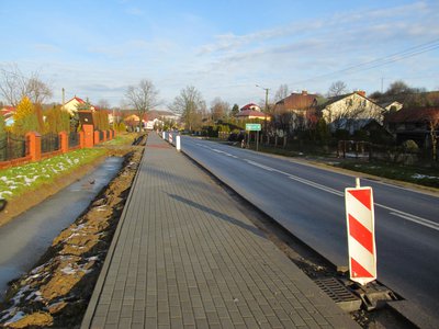 Budowa chodnika przy drodze wojewódzkiej nr 986 Tuszyma Ropczyce – Wiśniowa w km 35+868 – 36+175 w m. Wielopole Skrzyńskie