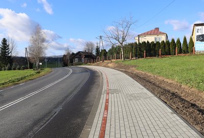 „Przebudowa drogi wojewódzkiej Nr 986 polegająca na budowie chodnika w km 30+590 - 30+784 strona lewa w miejscowości Glinik”