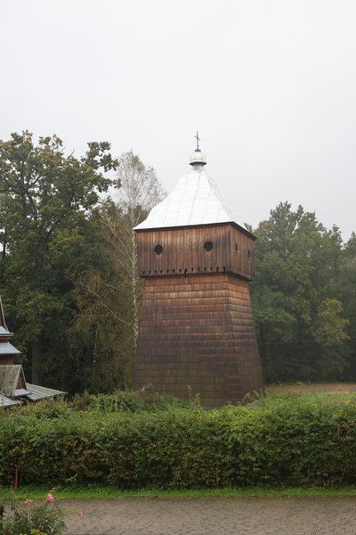 „Wymiana pokrycia i remont więźby dachowej zabytkowych budowli tworzących Zespół Kościoła Parafialnego w Brzezinach Etap I - dzwonnica i dach zakrystii.”