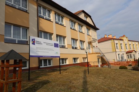 Roboty budowlane w zakresie budowy windy i przebudowy istniejącego podjazdu przed wejściem do SP w Brzezinach.