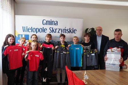 Zakup odzieży i obuwia sportowego dla Uczniowskiego Klubu Sportowego  „Wielopole Skrzyńskie” przy SP w Wielopolu Skrzyńskim