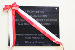 Uroczystość odsłonięcia tablicy pamiątkowej w Szkole Podstawowej im. prof. Karola Olszewskiego w Broniszowie.