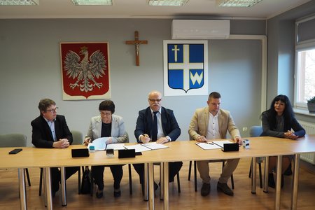 Podpisanie umowy na realizację inwestycji dotyczącej rozbudowy sali gimnastycznej przy Szkole Podstawowej imienia profesora Karola Olszewskiego w Broniszowie