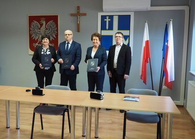 Podpisanie umowy z Wykonawcą na przebudowę sieci dróg w Gminie Wielopole Skrzyńskie