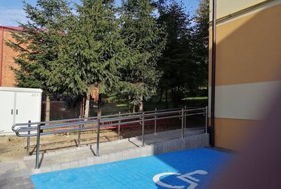 Likwidacja barier architektonicznych w Szkole Podstawowe im. Św. Jan Pawła II w Gliniku – Etap II