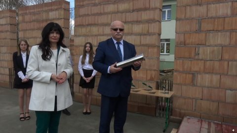 Film z uroczystości podpisania i wmurowania Aktu Erekcyjnego pod rozbudowę Szkoły Podstawowej w Broniszowie
