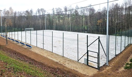 „Budowa boiska przy Szkole Podstawowej im. Karola Olszewskiego w Broniszowie”.