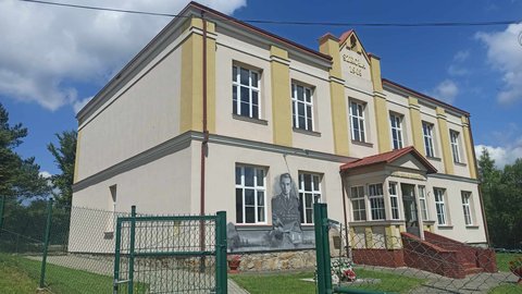 „Remont zabytkowego budynku dawnej Szkoły Podstawowej w Brzezinach – etap I”