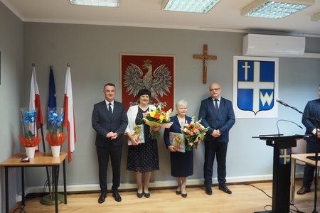 Wieloletni pracownicy Urzędu Gminy Wielopole Skrzyńskie uhonorowani przez Prezydenta RP Andrzeja Dudę